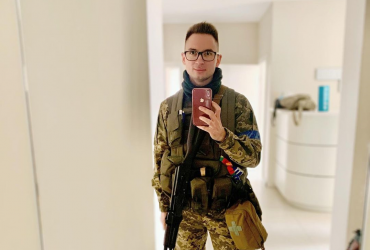 Модель и танцор Иван Гонзик стал военным медиком: вместо пилона - оружие (фото)