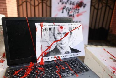 Російське консульство у Львові завалили накраденими в українців закривавленими речами