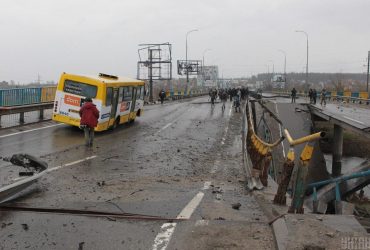 Много погибших: фоторепортаж с места эксгумации тел из братской могилы в Буче