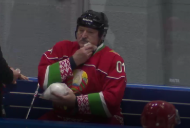 Лукашенко ударили клюшкой по лицу во время хоккейного поединка: инцидент попал на видео