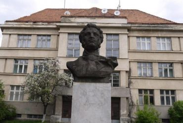 Дерусифікація триває: в Ужгороді демонтували пам’ятник Пушкіну (відео)