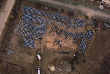 У Бучі триває ексгумація, у більшості людей вогнепальні та осколкові поранення (відео)