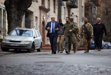 Зеленский встретил Джонсона в футболке за 200 гривень: в сети собрали лук президента