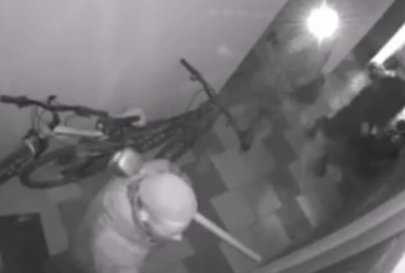 Камера зняла, як військові РФ обкрадають квартири українців в Ірпені (відео)