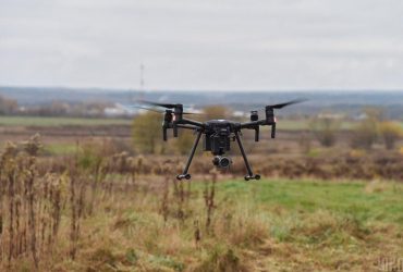 За допомогою дрона прикордонників знищено два ворожі блокпости та склад з боєприпасами