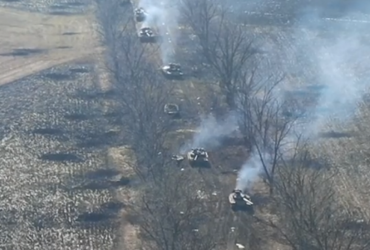 Украинские бойцы показали разгромное уничтожение колонны российских танков (видео)