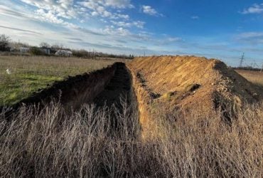 Окупанти риють окопи біля Енергодара та встановлюють Гради вздовж Дніпра (фото)