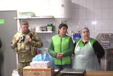 Під обстрілами та з ліхтариками: в Ірпені жінки потай пекли хліб для голодних городян