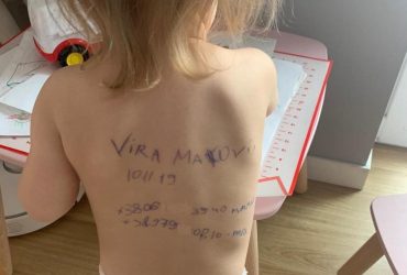 ЗМІ дізналися про долю дівчинки з номером телефона на спині, фото якої вразило мережу