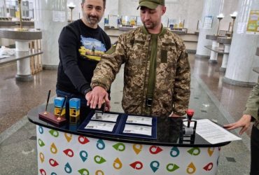 В Украине выпустили марки Русский военный корабль, иди на**й, их представил автор цитаты (фото)