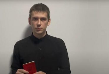 Бывший солдат из РФ сжег военный билет и обратился к оккупантам (видео)