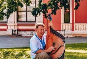 Український військовий виконав на бандурі Ніч яка місячна і став зіркою інтернету (відео)