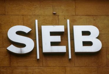 Банк SEB припинить обслуговувати платежі з Росії та Білорусі в країнах Балтії