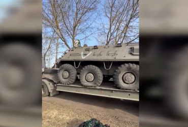 На Київщині українські прикордонники отримали трофейний російський БТР (відео)