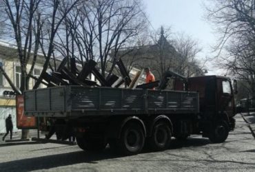 В центре Одессы убирают противотанковые ежи (фото)