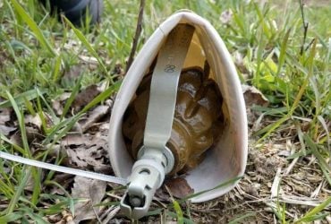 ГСЧС показала, как пиротехник обезвреживает мину, замаскированную под клеточную сумку