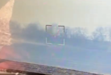 Влучний постріл з ПТРК Стугна-П: морпіхи знищили ворожий танк з екіпажем (відео)