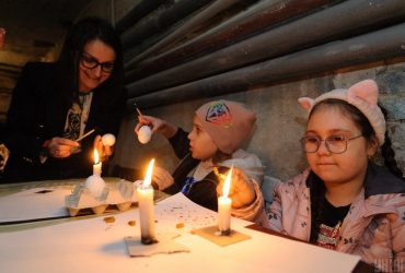 У Львові дітей переселенців вчили прикрашати писанки прямо в бомбосховищі (фоторепортаж)