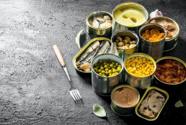 Як відкрити консервну банку без відкривачки: 3 польових способи