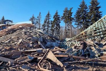 На разрушенном оккупантами стадионе в Чернигове обнаружили 500-килограммовую авиабомбу