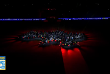 Украинские артистки выступили с перфомансом в поддержку Украины во время матча Динамо