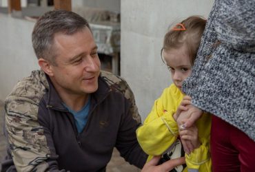 Очень боялась умереть: из Харькова эвакуировали девочку, которая 50 дней жила в подземке (фото)