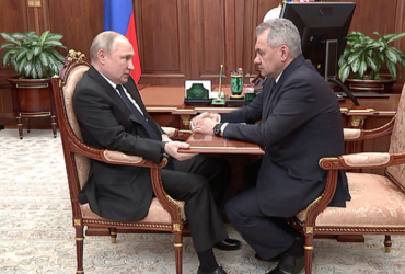 Короткий стол, нервный Путин и Шойгу на монтаже: совещание президента РФ высмеяли в сети