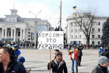 В Херсоне оккупанты заставляют местных работать на РФ и вывозить награбленное ими в Крым
