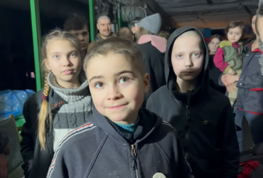 Майже два місяці не бачили сонця: військові показали дітей, які ховаються у підвалах Азовсталі (відео)