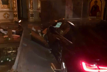 У Тернополі жінка в'їхала на авто у катедральний храм УГКЦ (фото, відео)