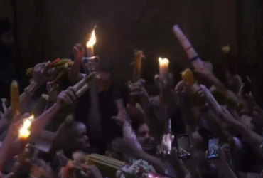 В Иерусалиме в храме Гроба Господня сошел Благодатный огонь (видео)