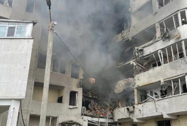 В Одесі в обстрілі багатоповерхівки загинуло молоде подружжя: жінка була вагітна (фото)