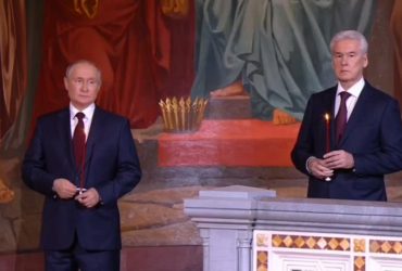 Путин в 2021 году был в том же костюме и с той же свечой на Пасху, что в 2022-м