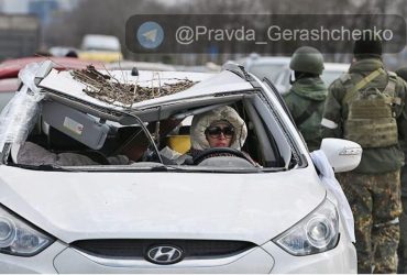 Маріупольцям на понівечених автомобілях вдалося вирватися з міста (фото)