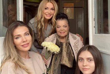 Поверьте, она очень переживает, плачет: Ольга Сумская ответила, почему ее дочь до сих пор в России