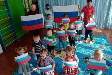 У садках Криму дітей змушують малювати плакати на підтримку війни в Україні
