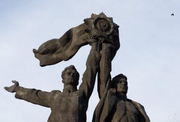 В Києві демонтують символ дружби з РФ - скульптуру робітників (фото, відео)
