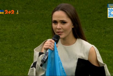 Юлія Саніна заспівала Гімн України на відкритті товариського матчу "Борусія" – "Динамо"