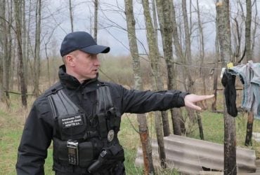 Оккупанты так бежали из Чернобыльской зоны, что забыли обувь, носки и нижнее (видео)