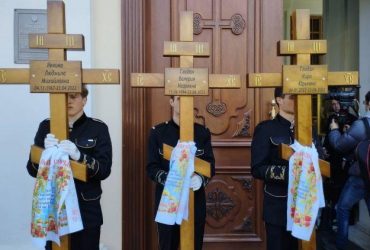 В Одесі попрощалися із 3-місячною Кірою, її мамою і бабусею, які загинули внаслідок удару ракети РФ (фото)