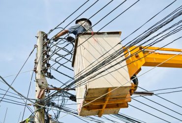 Енергетики за минулу добу повернули світло 50 тисячам родин на Київщині та Донеччині