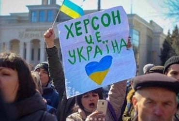 У захопленій Каховці загарбницька влада демонтує стелу із символікою України (фото)