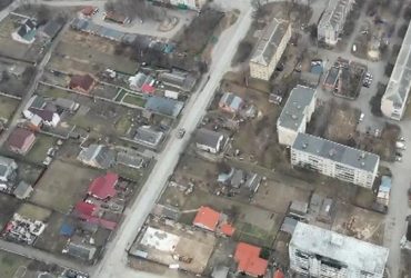 Російські військові були відзняті дроном біля вбитих у Бучі: нові кадри