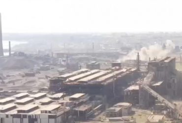 Принаймні сім автобусів з захисниками Маріуполя виїхали з Азовсталі - Reuters