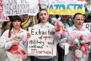 У Києві закликали світ допомогти врятувати українців у Маріуполі (фоторепортаж)