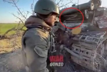 Росіяни видали пропагандистам Путіна свій підбитий танк за український: смішні кадри