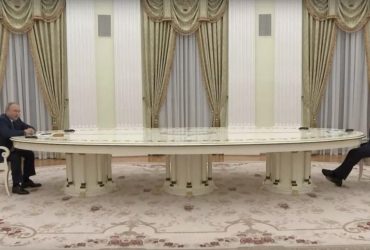 Дизайнер 6-метрового стола Путина рассказал о своем творении, насмешившем мир (фото)