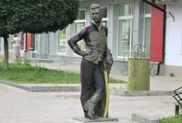 На Сумщині демонтували перші монументи, що пропагували російську ідеологію (фото, відео)