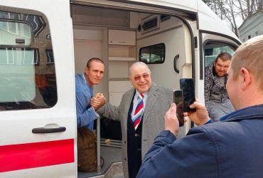 Напетросянил: путинист Петросян навестил оккупантов в госпитале с сумкой за почти $4 тысячи