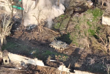 Росіяни з танка впритул розстріляли будинок у Маріуполі, де ховалися люди (відео)